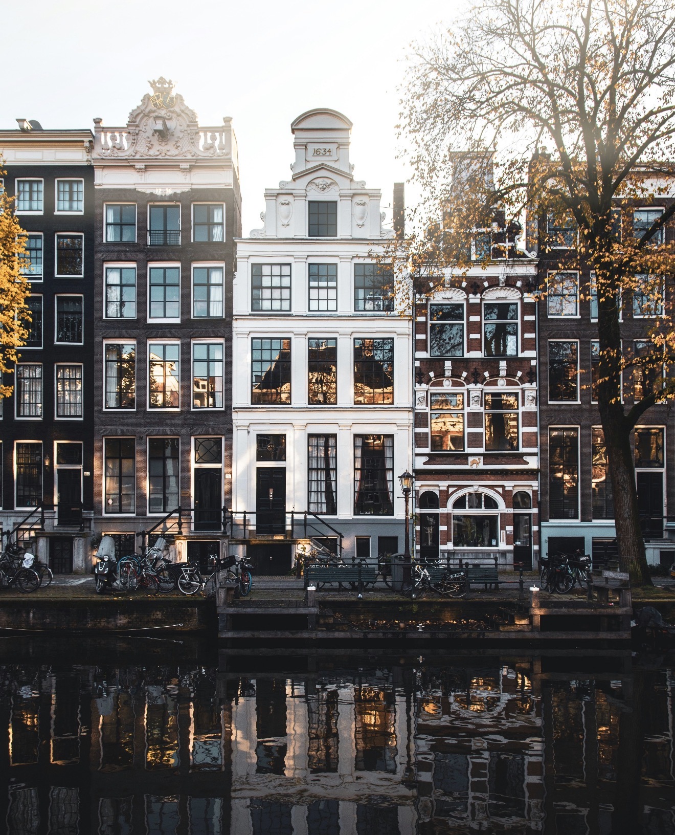 Casas tradicionais de Amsterdã refletidas nas águas de um canal