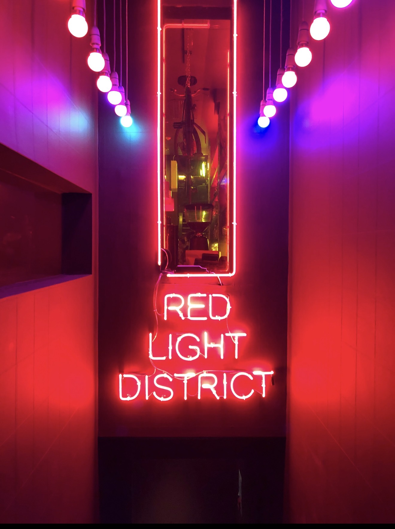 Luzes de neon vermelhas e coloridas em um ambiente noturno de Amsterdã